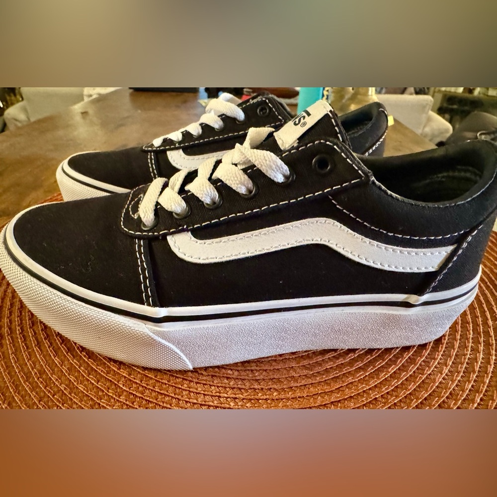 Vans Platform Low-Top Skate Shoes, Black and White - Little kid size 2, Unisex - Picture 2 of 5